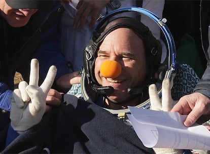 El multimillonario canadiense Guy Laliberte, fundador del Cirque du Soleil, aterriza en el norte de Kazajistán, tras un vuelo como turista espacial.