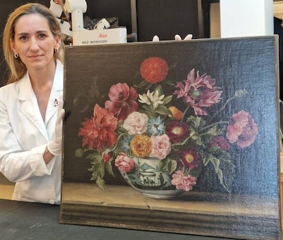 La restauradora Alejandra Martos posa con la obra 'Porcelana china con flores', de Jacques Linard.