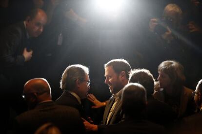 Artur Mas i Oriol Junqueres se saluden a l&#039;auditori del F&ograve;rum.