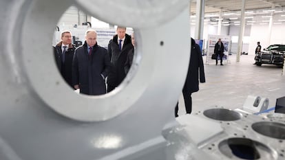 El presidente ruso, Vladímir Putin, observa durante la visita a una planta de fabricación de componentes para automóviles en Cheliábinsk, este viernes.
