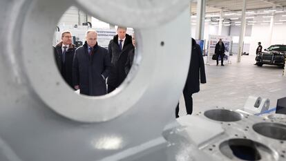 El presidente ruso, Vladímir Putin, observa durante la visita a una planta de fabricación de componentes para automóviles en Cheliábinsk, este viernes.