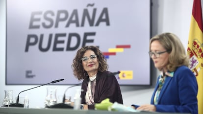 La ministra Portavoz y de Hacienda, María Jesús Montero, y la vicepresidenta y ministra de Asuntos Económicos, Nadia Calviño.