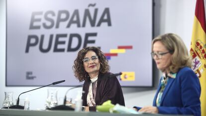 La ministra de Hacienda, María Jesús Montero, y la vicepresidenta y ministra de Asuntos Económicos, Nadia Calviño, en la rueda de prensa posterior al Consejo de ministros del 17 de noviembre de 2020.