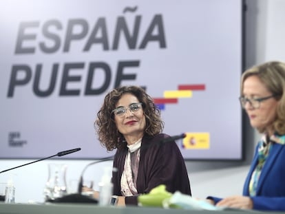 La ministra Portavoz y de Hacienda, María Jesús Montero, y la vicepresidenta y ministra de Asuntos Económicos, Nadia Calviño.