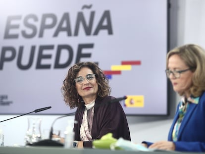 La ministra de Hacienda, María Jesús Montero, y la vicepresidenta y ministra de Asuntos Económicos, Nadia Calviño, en la rueda de prensa posterior al Consejo de ministros del 17 de noviembre de 2020.