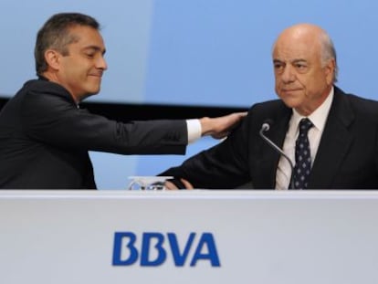 El consejero delegado de BBVA, Ángel Cano, habla con el presidente de la entidad, Francisco González.