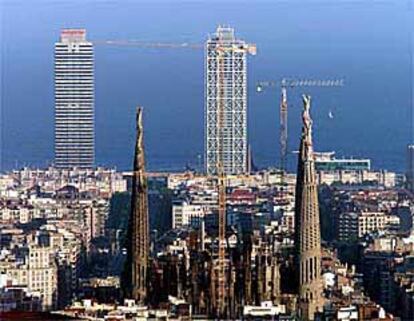 Barcelona, con las torres de La Sagrada Familia y las torres de la Villa Olímpica al fondo.