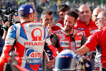 Dovizioso, poleman, felicita a Miller, tercer clasificado en Motegi.