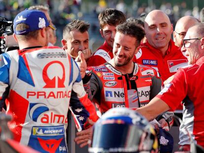 Dovizioso, poleman, felicita a Miller, tercer clasificado en Motegi.