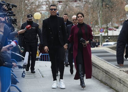 Cristiano Ronaldo y Georgina Rodríguez, en los juzgados de Madrid, el año pasado.