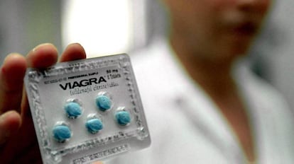 Un doctor muestra píldoras del tratamiento Viagra de Pfizer.