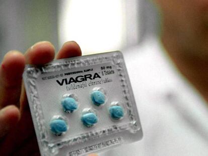 Un doctor muestra píldoras del tratamiento Viagra de Pfizer.