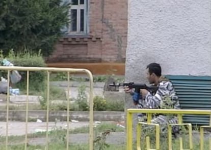 Las fuerzas rusas que rodeaban el colegio secuestrado por un grupo terrorista checheno han iniciado la intervención para rescatar a los rehenes. Entre disparos, explosiones y mucha confusión, decenas de niños han empezado a abandonar el edificio.