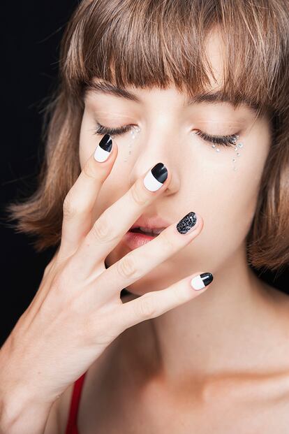 De las uñas de Rosalía a la manicura discreta (pero diferente). El nail art aterriza en la calle y se vuelve llevable. "Los detalles en uñas cortas traerán el exceso del espectáculo al día a día", vaticina Leonie Hilpisch, PR manager de Essence y Catrice.