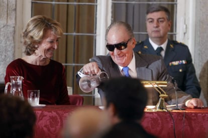 El rey conversa con la presidenta de la Comunidad de Madrid, Esperanza Aguirre, en un momento del acto de entrega de las Medallas de Oro al Mérito en las Bellas Artes, celebrado el 24 de noviembre de 2011