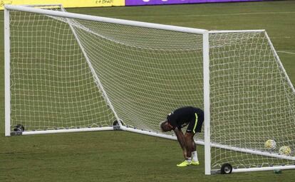 Neymar entrenando con Brasil.