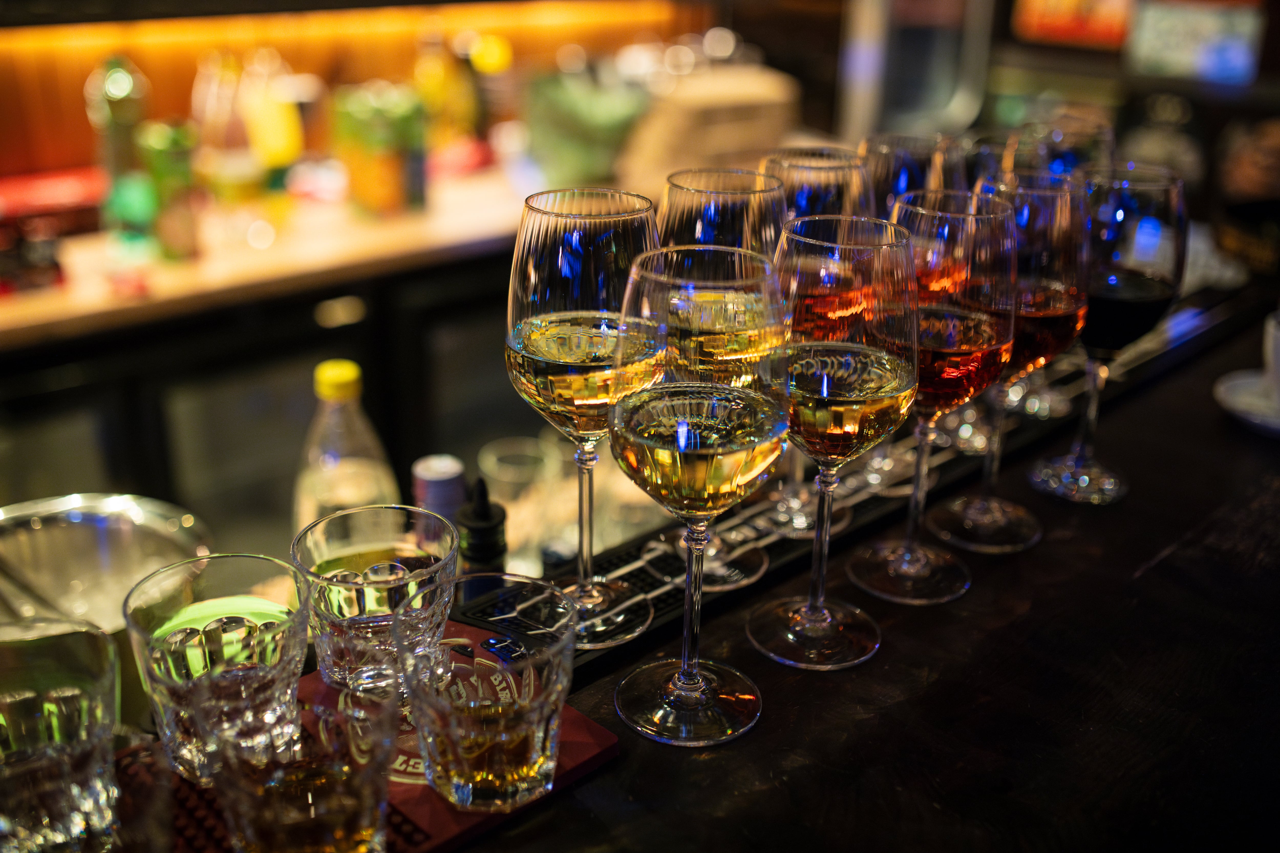 La OMS alerta de que los bajos impuestos al alcohol y a las bebidas azucaradas disparan los riesgos para la salud