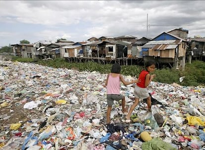 Hay lugares en los que los desperdicios campan a sus anchas. Unos niños juegan en un vertedero cercano al lago de Laguna, al este de Manila (Filipinas). Dentro de las actividades del Día de la Tierra, activistas de Greenpeace han realizado una investigación sobre la contaminación del lago, cercano al vertedero en Angono, Rizal, para el cual han obtenido muestras de agua. Los activistas llamaron al gobierno a reforzar las medidas para proteger el medio ambiente y cumplir con el correcto tratamiento de las aguas.