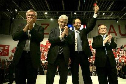 De izquierda a derecha, el alcalde de Barcelona, Joan Clos, con Pasqual Maragall, José Luis Rodríguez Zapatero y José Montilla, anoche en el mitin final de campaña.