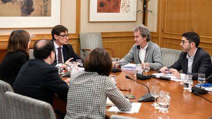 El ministro de Sanidad, Salvador Illa, junto a Fernando Simón durante la reunión del Comité de Seguimiento del Coronavirus celebrada el pasado 3 de julio en Madrid.
