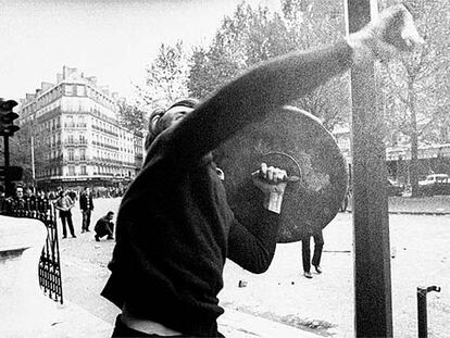 Un manifestante lanza piedras contra la policía el 6 de mayo de 1968 en las calles de París.