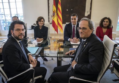 Pedro Sánchez y el entonces presidente de la Generalitat, Quim Torra, presiden en La Moncloa la primera reunión de la mesa de diálogo entre la Generalitat y el Gobierno, el 26 de febrero. Junto a Torra, el vicepresidente de la Generalitat, Pere Aragonés, y tras él el ministro de Fomento, José Luis Ábalos. Flanquean a Sánchez la vicepresidenta primera del Gobierno, Carmen Calvo, a su derecha, y la ministra de Hacienda, María Jesús Montero.