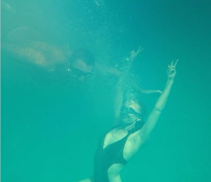 Kylie Minogue y Stefano Gabbana se sumergen en las aguas de Ibiza. La cantante australiana está disfrutando de la isla balear a bordo del yate de lujo del diseñador de Dolce & Gabbana.
