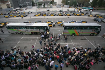 Els operadors de lloguer de cotxes han hagut de recórrer a flotes d'altres centrals, segons expliquen els empleats de les oficines de Sants.