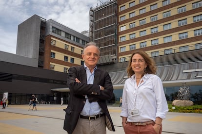 El gerente del hospital Sant Joan de Déu, Manel del Castillo y la jefa de Salud Mental, Montse Dolz, en Barcelona.