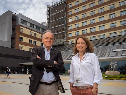 El gerente del hospital Sant Joan de Déu, Manel del Castillo y la jefa de Salud Mental, Montse Dolz, en Barcelona.