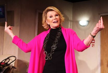 Lo peor no es lo que esté haciendo Joan Rivers con los dedos; lo peor es que puede estar a punto de levantar los brazos. En lugar de desodorante, la presentadora usa una mezcla de agua y vodka en las axilas