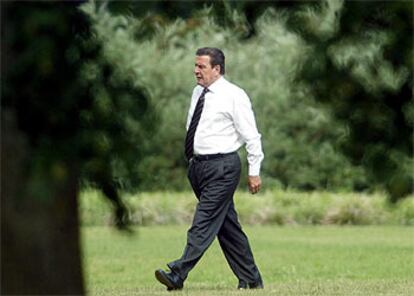 El canciller alemán, Gerhard Schröder, paseando por el parque de Neuhardenberg, cercano a Berlín.