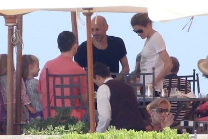 Felipe de Borbón y doña Letizia, con sus hijas y junto a Jaime del Burgo en Ladispoli, Roma, cuando aún eran príncipes, en 2012.