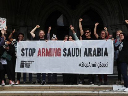Los activistas de la campaña para frenar la venta de armas a Arabia Saudí, tras conocer la sentencia.