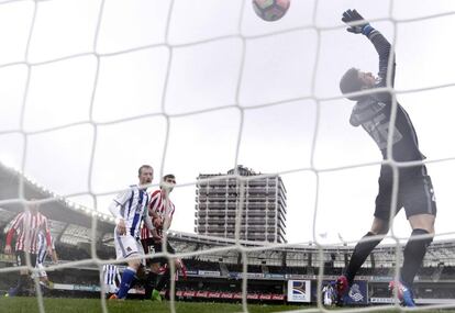 Kepa Arrizabalaga despeja un remate de la Real Sociedad durante su reaparición con el Athletic.