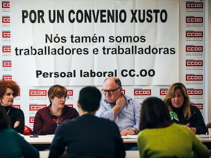 Nieves Guantes, primera por la derecha, durante la rueda de prensa del comité intercentros de CC OO este martes en A Coruña.