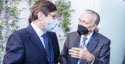 Isidro Fainé conversa con José Ignacio Goirigolzarri, en el Congreso CEDE, celebrado este miércoles en Valencia.