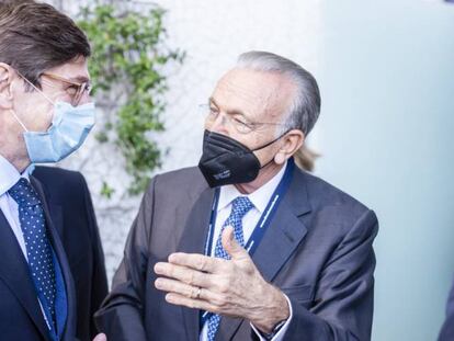 Isidro Fainé conversa con José Ignacio Goirigolzarri, en el Congreso CEDE, celebrado este miércoles en Valencia.