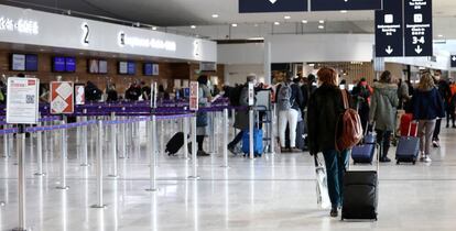 Pasajeros en la T2 del aeropuerto París Charles de Gaulle.