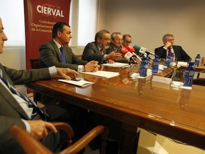 Jos&eacute; Vicente Gonz&aacute;lez, en el centro, flanqueado por miembros del comit&eacute; ejecutivo de Cierval.