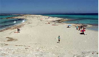 Bañistas en la playa de Illetes, una lengua de arena cerca de la población de Es Pujòls, al norte de la isla balear de Formentera.