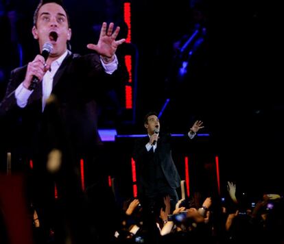 Robbie Williams ha hecho vibrar al auditorio del Palacio de los Deportes con dos temas de su último disco y con su gran éxito <i>Feel</i>