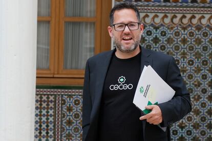 El portavoz de Adelante Andalucía, José Ignacio García, a su llegada al pleno del Parlamento de Andalucía este miércoles en Sevilla donde se ha debatido la toma en consideración de la ley para garantizar la gratuidad de las gafas.