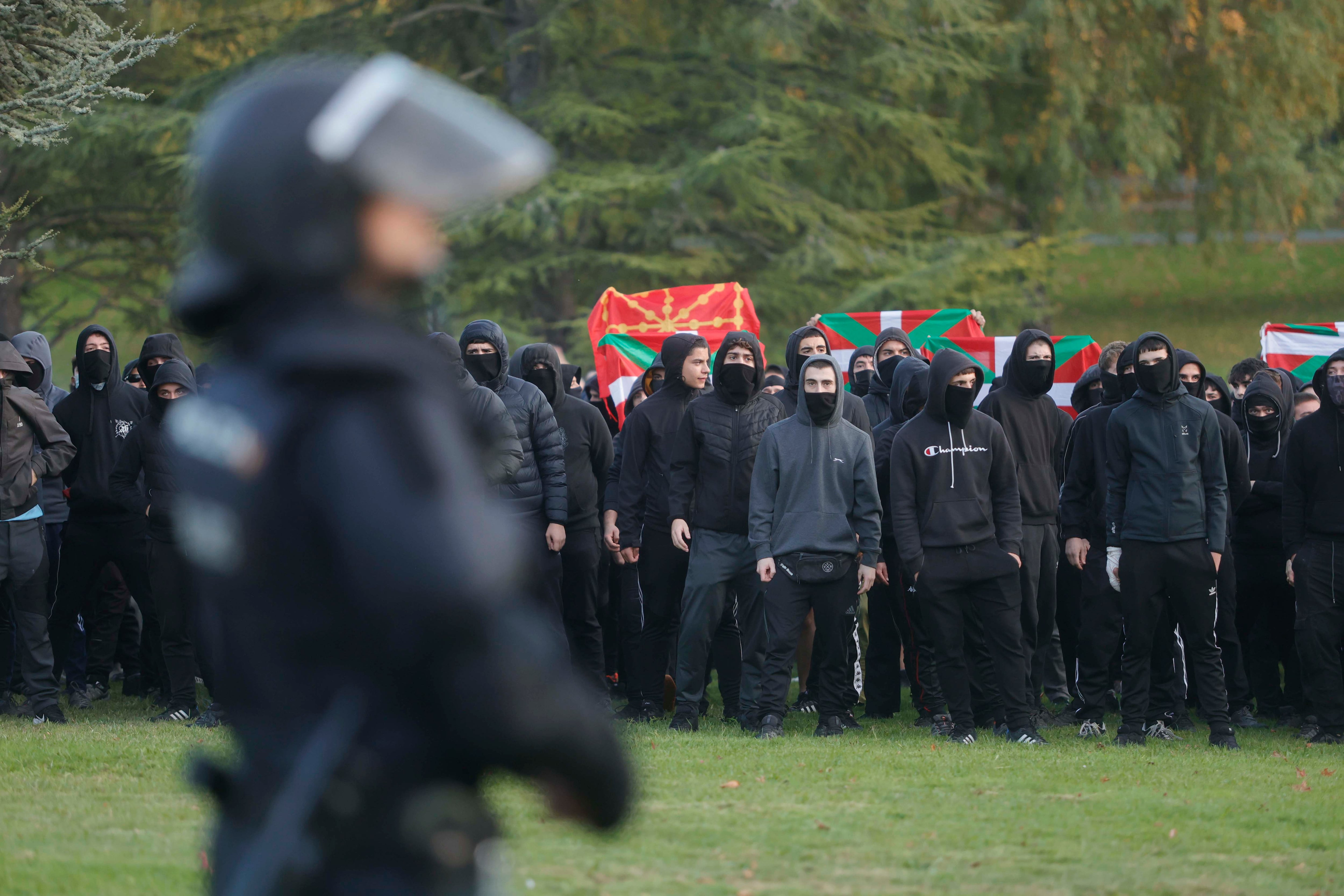 Manifestantes contrarios a Vito Quiles en Pamplona, el jueves, jornada en la que el 'influencer' de extrema derecha suspendió el acto que tenía previsto en la Universidad de Navarra, la única privada en el recorrido cubierto hasta ahora.