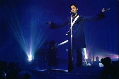 Um momento do show de Prince em Minneapolis (Estados Unidos), em 1996.