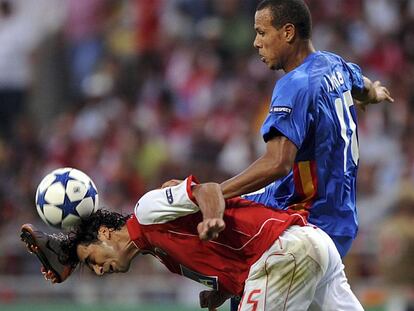 Miguel García le disputa un balón a Luis Fabiano.