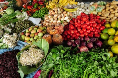 Frutas y vegetales, los alimentos que m&aacute;s se desperdician, en un mercado de Guatemala.