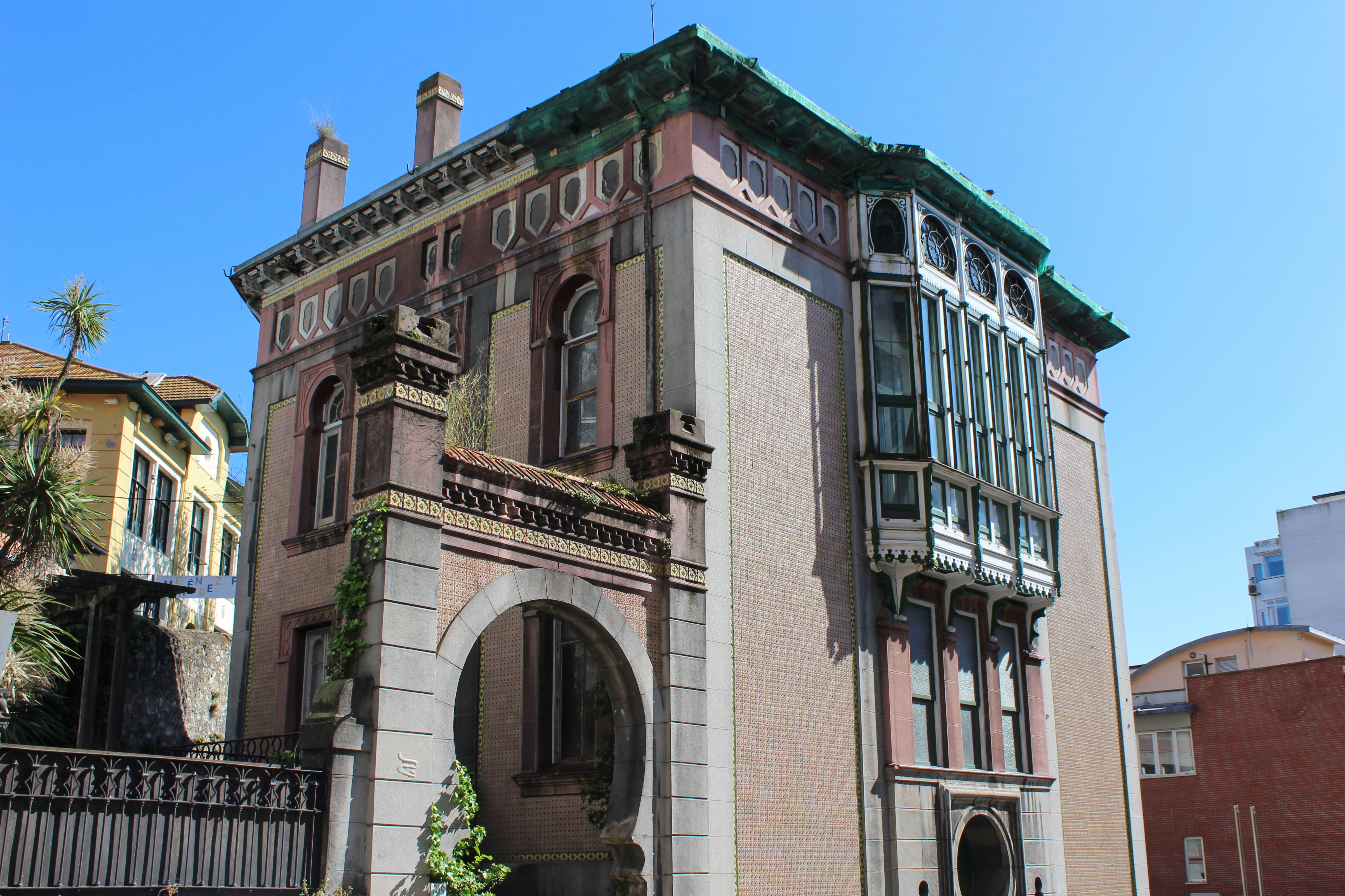 El 'kolor' contra el olvido: Okuda rescata del abandono el palacio neomudéjar de Cortiguera, en Santander