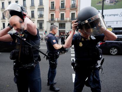 Agentes de la Unidad de Intervención Policial (UIP, antidisturbios) se quitan el casco este viernes en Madrid.