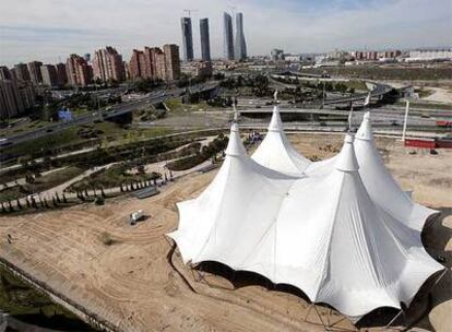 Tiene 30 metros de altura, alberga un escenario de 50 metros de largo y puede acoger a 2.000 espectadores.